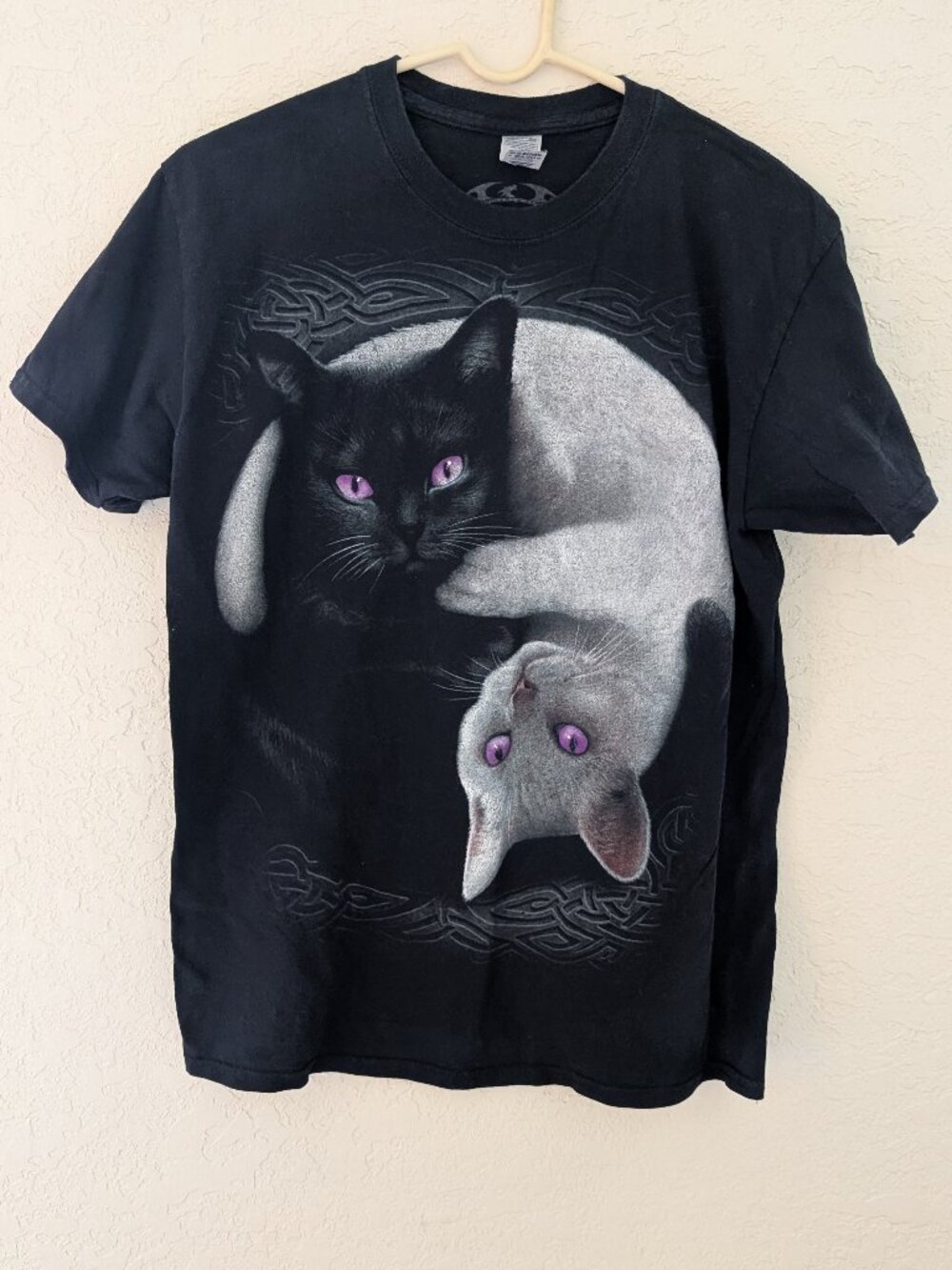 Spiral Yin and Yang White Black Cats Graphic T Shirt Size M